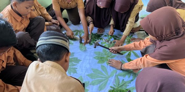 Pelatihan ecoprint di SDN Sranak oleh mahasiswa STIT Muhammadiyah Bojonegoro