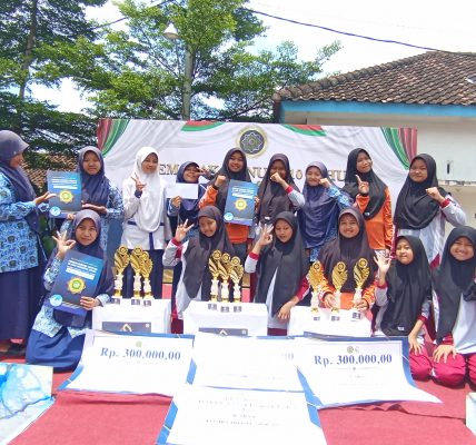Senangnya Siswi MTs Muga meraih juara pada semarak menuju 10 tahun PM AIBS Sumberrejo