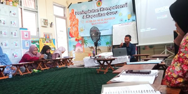 Pelatihan peningkatan kompetensi dan kapasitas guru