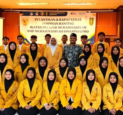Pengurus PR IPM SMP Muhammadiyah 9 Bojonegoro dipotret oleh Ibu Ida Lestari, S.Pd.