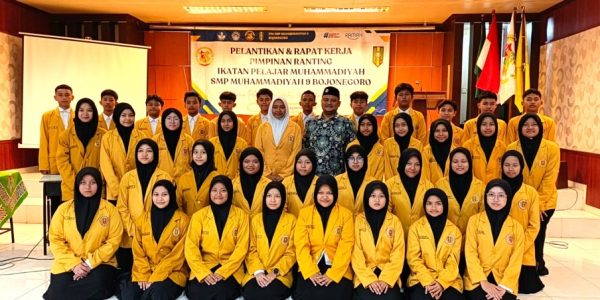Pengurus PR IPM SMP Muhammadiyah 9 Bojonegoro dipotret oleh Ibu Ida Lestari, S.Pd.