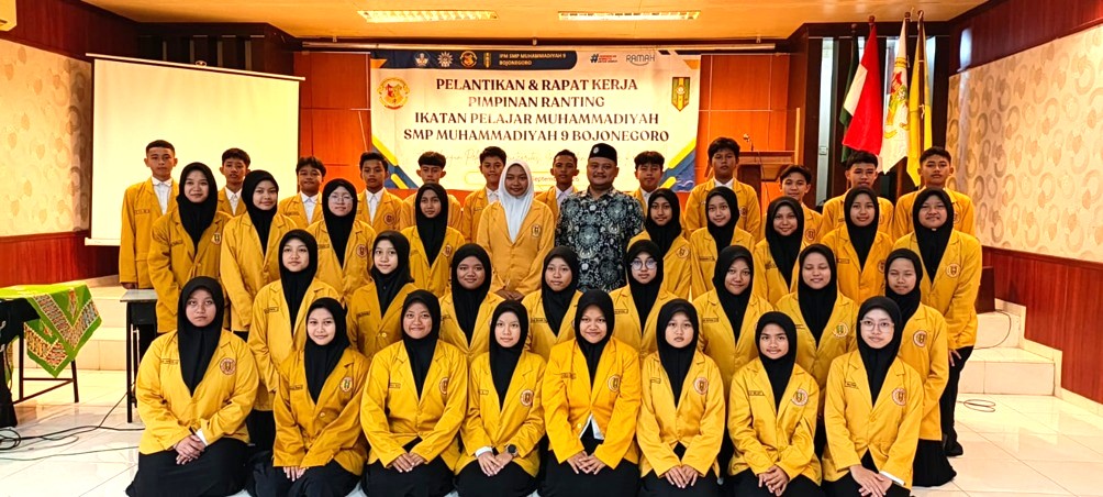 Pengurus PR IPM SMP Muhammadiyah 9 Bojonegoro dipotret oleh Ibu Ida Lestari, S.Pd.