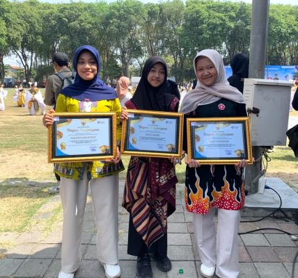 Atlit Tapak Suci Bojonegoro terima penghargaan sebagai masyarakat berprestasi