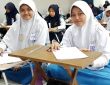 Khansa (kiri) dan Khayla (kanan) saat mengikuti lomba menulis cerita fiksi HJB ke-349. Dipotret oleh panitia lomba menulis cerita fiksi