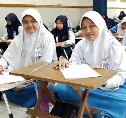 Khansa (kiri) dan Khayla (kanan) saat mengikuti lomba menulis cerita fiksi HJB ke-349. Dipotret oleh panitia lomba menulis cerita fiksi