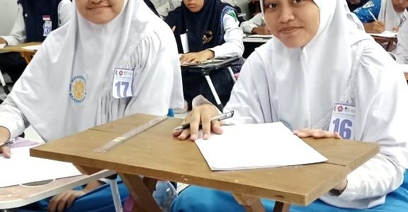 Khansa (kiri) dan Khayla (kanan) saat mengikuti lomba menulis cerita fiksi HJB ke-349. Dipotret oleh panitia lomba menulis cerita fiksi