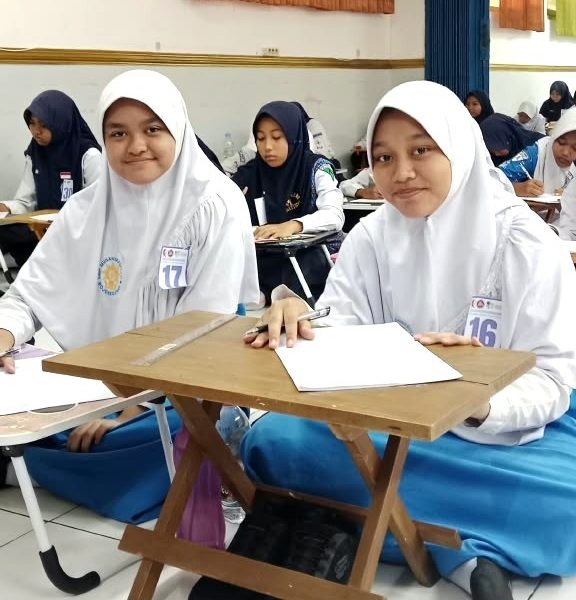 Khansa (kiri) dan Khayla (kanan) saat mengikuti lomba menulis cerita fiksi HJB ke-349. Dipotret oleh panitia lomba menulis cerita fiksi