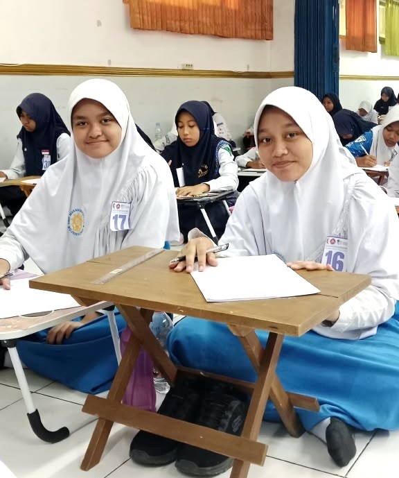 Khansa (kiri) dan Khayla (kanan) saat mengikuti lomba menulis cerita fiksi HJB ke-349. Dipotret oleh panitia lomba menulis cerita fiksi