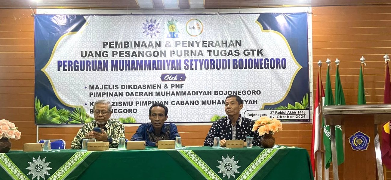 Pemberian tali asih kepada guru purna tugas SMA Muhammadiyah 1 Bojonegoro