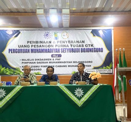 Pemberian tali asih kepada guru purna tugas SMA Muhammadiyah 1 Bojonegoro