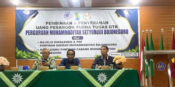 Pemberian tali asih kepada guru purna tugas SMA Muhammadiyah 1 Bojonegoro