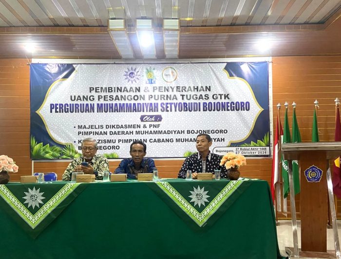 Pemberian tali asih kepada guru purna tugas SMA Muhammadiyah 1 Bojonegoro