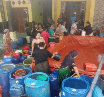 Penyaluran air bersih di desa Sumberharjo Kec. Sumberrejo