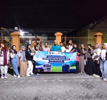 Penyaluran bantuan air bersih di Desa Margoagung