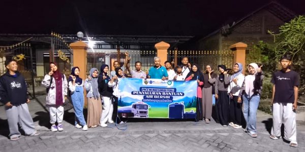 Penyaluran bantuan air bersih di Desa Margoagung