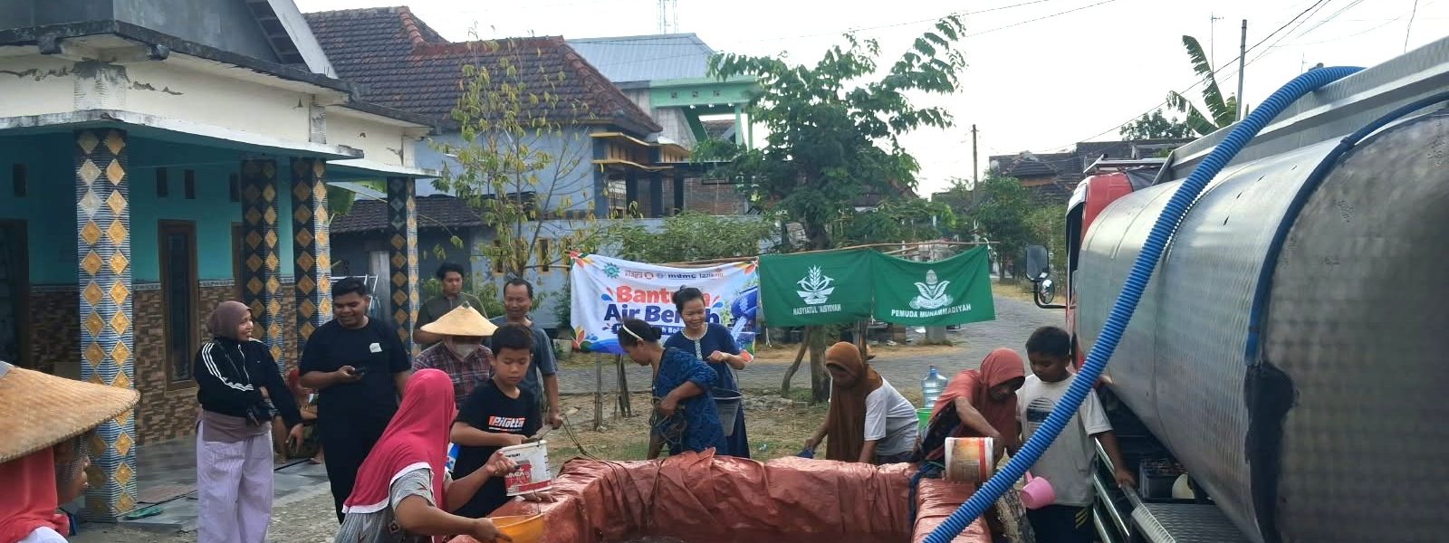 Penyaluran bantuan air bersih di desa Balongcabe Kedungadem