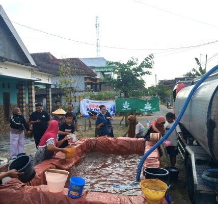 Penyaluran bantuan air bersih di desa Balongcabe Kedungadem