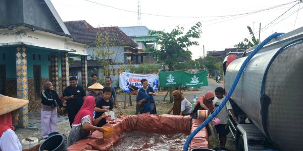Penyaluran bantuan air bersih di desa Balongcabe Kedungadem