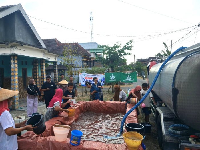 Penyaluran bantuan air bersih di desa Balongcabe Kedungadem
