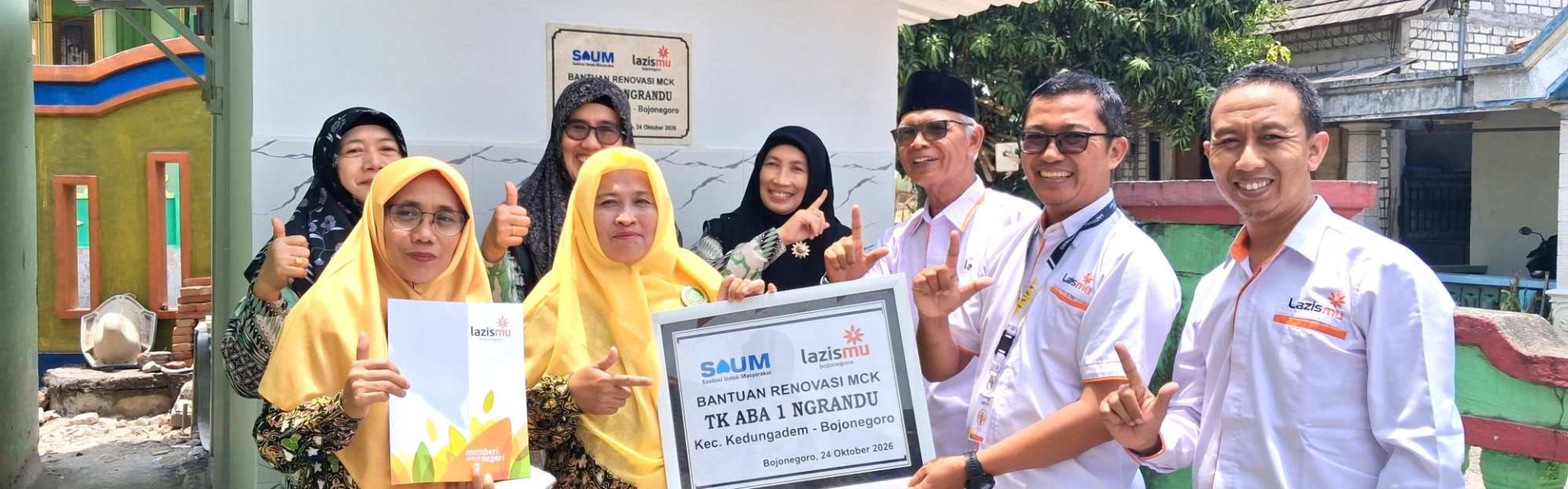 Penyerahan bantuan renovasi MCK TK ABA 1 Ngrandu Kedungadem_