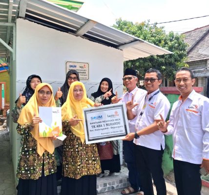 Penyerahan bantuan renovasi MCK TK ABA 1 Ngrandu Kedungadem_