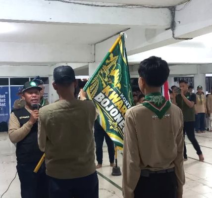 Penyerahan bendera Kontingen Kwarda Bojonegoro oleh Ketua Kwarda Hizbul Wathan Bojonegoro pada Ketua Kontingen. (Cebeng Alhudayatul Ustadza)
