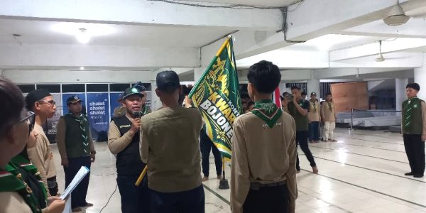 Penyerahan bendera Kontingen Kwarda Bojonegoro oleh Ketua Kwarda Hizbul Wathan Bojonegoro pada Ketua Kontingen. (Cebeng Alhudayatul Ustadza)