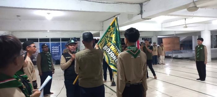 Penyerahan bendera Kontingen Kwarda Bojonegoro oleh Ketua Kwarda Hizbul Wathan Bojonegoro pada Ketua Kontingen. (Cebeng Alhudayatul Ustadza)