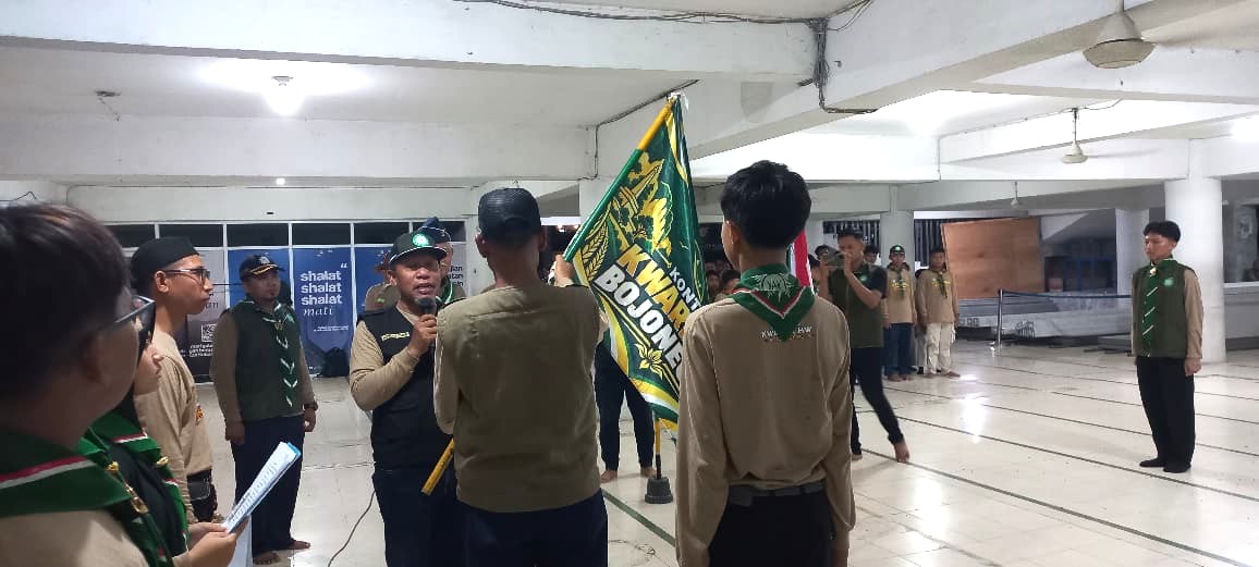 Penyerahan bendera Kontingen Kwarda Bojonegoro oleh Ketua Kwarda Hizbul Wathan Bojonegoro pada Ketua Kontingen. (Cebeng Alhudayatul Ustadza)