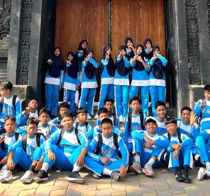 Siswa SMP Muhammadiyah 4 Balen melaksanakan kegiatan outing class ke Kayangan Api