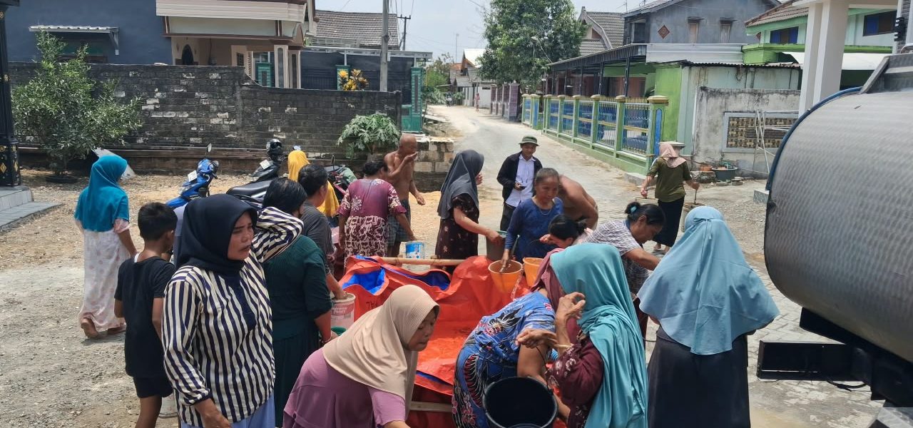 Penyaluran bantuan air bersih dari Lazismu Bojonegoro