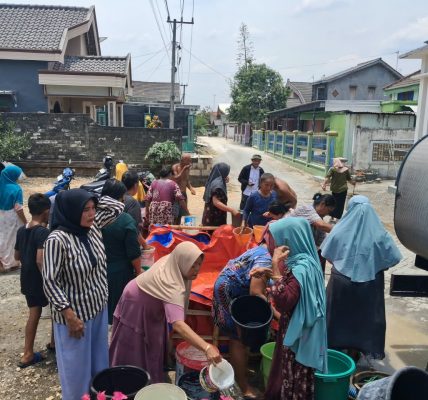 Penyaluran bantuan air bersih dari Lazismu Bojonegoro