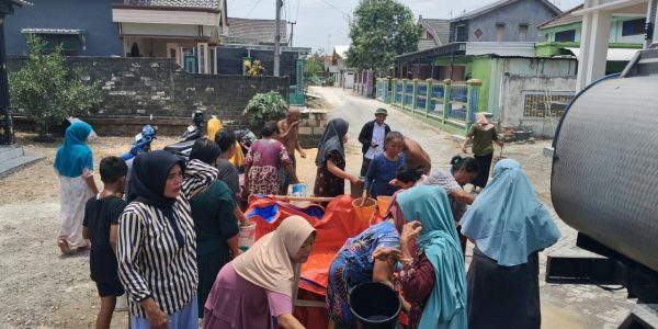 Penyaluran bantuan air bersih dari Lazismu Bojonegoro