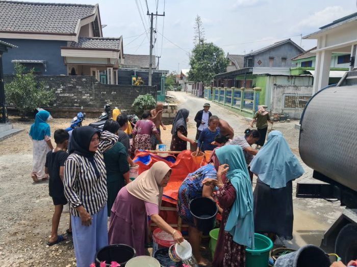 Penyaluran bantuan air bersih dari Lazismu Bojonegoro